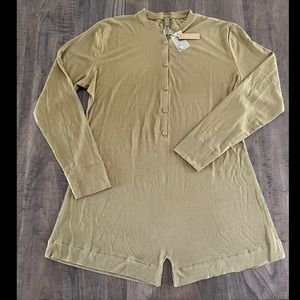 Skims Super soft Henley Onesie-Gold-4X